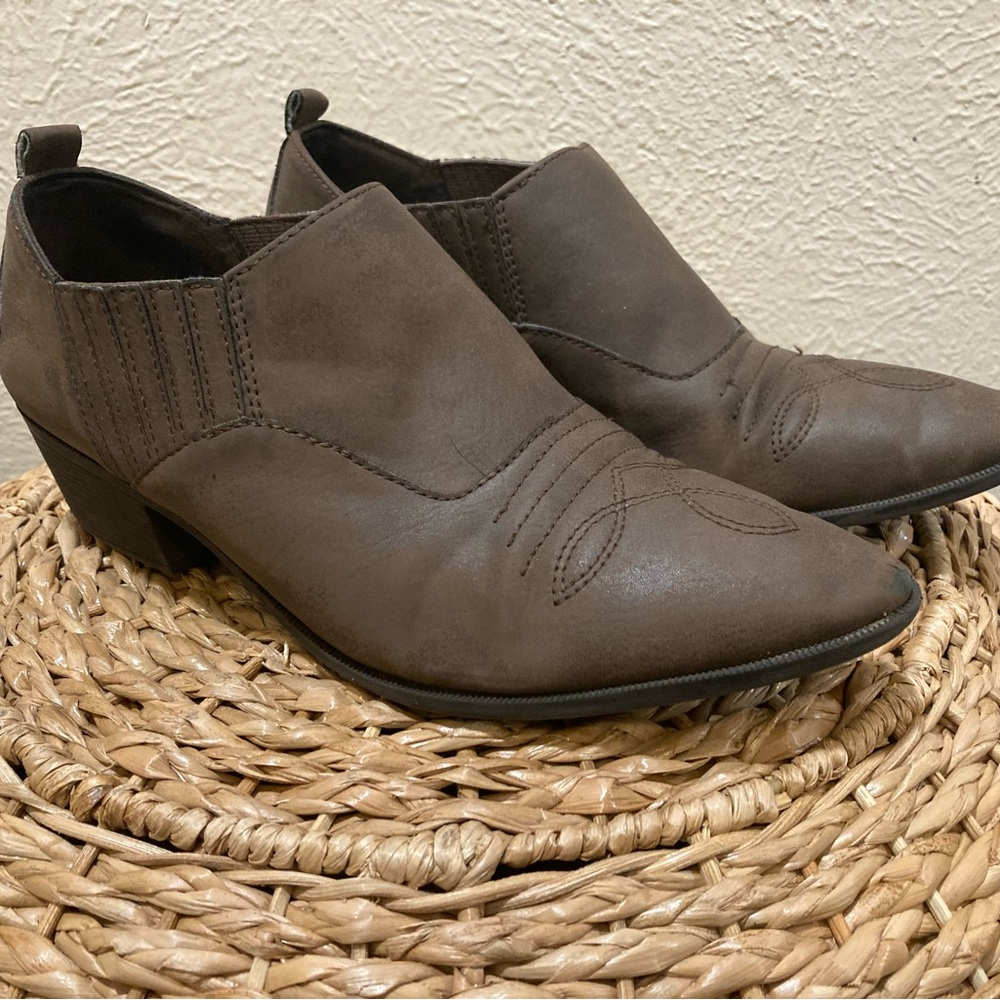 Low top heeled cowboy booties